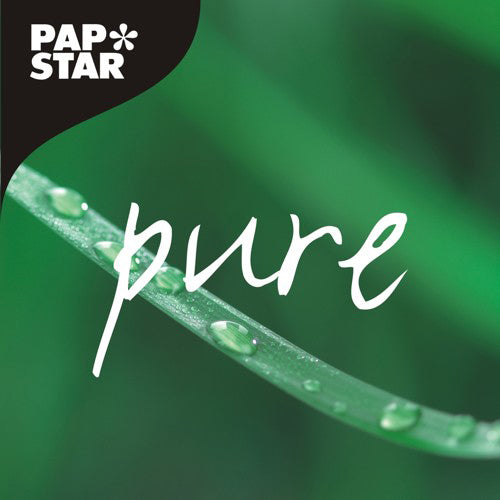 Een groen blad met waterdruppels staat centraal voor een wazige groene achtergrond. "pure" is in witte letters geschreven en benadrukt de milieuvriendelijke boodschap voor PAPSTAR ijsschep van hout "pure" 9,4 cm (100 stuks), met het logo van de PAPSTAR GmbH linksboven.