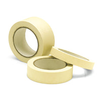 Trois rouleaux de ruban de masquage plat « Nölle Profi Brush » de 50 m, fabriqués par Nölle Profi Brush Bürsten- & Pinseltechnik e.K., sont disposés sur un fond blanc — l'un à la verticale, l'autre à l'horizontale et le dernier en diagonale —, ce qui les rend parfaits pour des travaux de masquage précis.