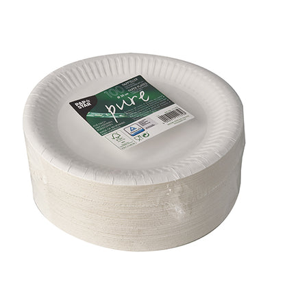 Een stapel PAPSTAR 100 borden, karton "pure" rond van PAPSTAR GmbH is verpakt in plastic. Het groen-witte label bovenop toont productinformatie, recyclingsymbolen en de vermelding "FSC-gecertificeerd".