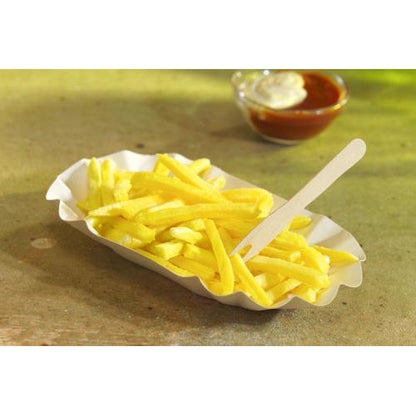 Un PAPSTAR 250 bols, carton "pure" ovale blanc de PAPSTAR GmbH est rempli de frites jaunes et d'une fourchette en bois. En arrière-plan, il y a un petit bol en verre avec de la sauce foncée et de la mayonnaise.