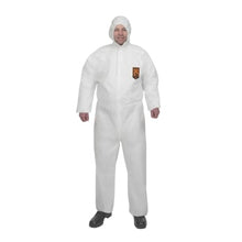 Eine Person in einem weißen KleenGuard® A30 Schutzanzug gegen Flüssigkeiten und Partikel mit Kapuze der Kimberly-Clark GmbH, mit schwarzen Schuhen und einem braun-gelben Abzeichen auf der linken Brust, steht vor einem schlichten weißen Hintergrund.