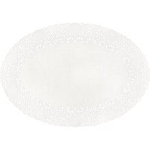 Das ovale weiße Papierdeckchen Tortenspitzen oval 17x24 cm von Duni GmbH (Packung 250 Stück) hat einen dekorativen Spitzenrand und eine glatte Mitte - perfekt zum Verzieren von Torten und Gebäck. Abgebildet auf weißem Hintergrund.