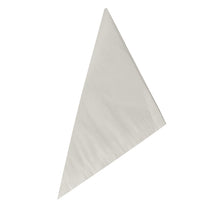 Les PAPSTAR 1000 cornets de la PAPSTAR GmbH sont des serviettes en cellulose blanches, soigneusement pliées en triangles aux bords nets et présentées sur un fond blanc simple pour une touche écologique.