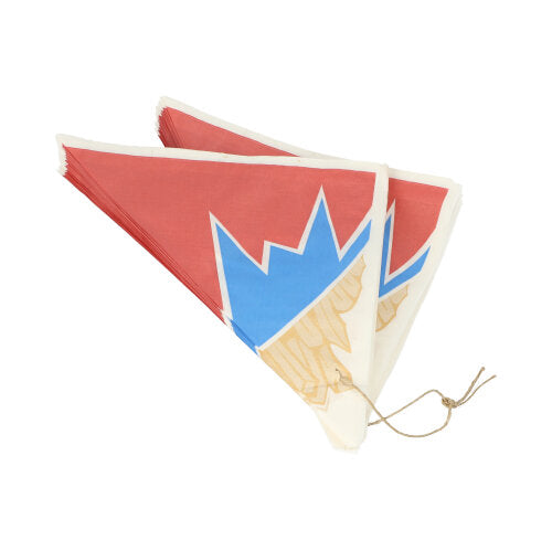 Deux 1000 cornets de frites en substitut de parchemin au design « Zick-Zack », de PAPSTAR GmbH, sont empilés et liés avec un fin fil marron.