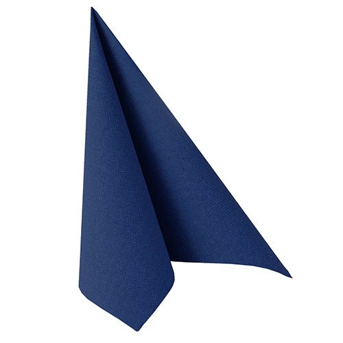 La serviette PAPSTAR 50 serviettes « ROYAL Collection » 1/4-pli 40 x 40 cm bleu foncé de la PAPSTAR GmbH est pliée verticalement en forme de triangle et se tient sur un fond blanc.