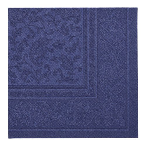 Une PAPSTAR 50 serviettes « ROYAL Collection » 1/4-pli 40 x 40 cm en bleu foncé de PAPSTAR GmbH, avec une bordure florale et paisley embossée, est présentée à plat sur un fond uni.