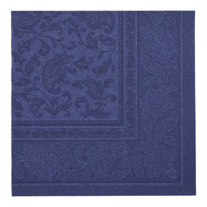 Une PAPSTAR 50 serviettes « ROYAL Collection » 1/4-pli 40 x 40 cm en bleu foncé de PAPSTAR GmbH, avec une bordure florale et paisley embossée, est présentée à plat sur un fond uni.