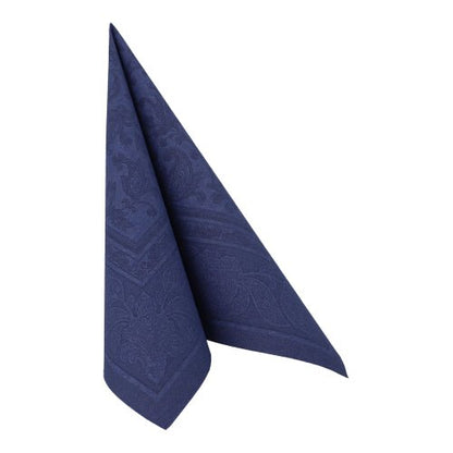 La serviette PAPSTAR 50 serviettes « ROYAL Collection » 1/4-pli 40 x 40 cm bleu foncé de la PAPSTAR GmbH est pliée en un triangle debout et montre son motif décoratif subtil.