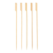 Fünf PAPSTAR Grill-Spieße "pure" aus Holz (25 cm) von PAPSTAR GmbH mit flachem, abgeschrägtem Kopf und spitzer Spitze liegen nebeneinander auf weißem Hintergrund. Ideal für BBQ und Grillpartys, erhältlich im Papptray (150 Stück).