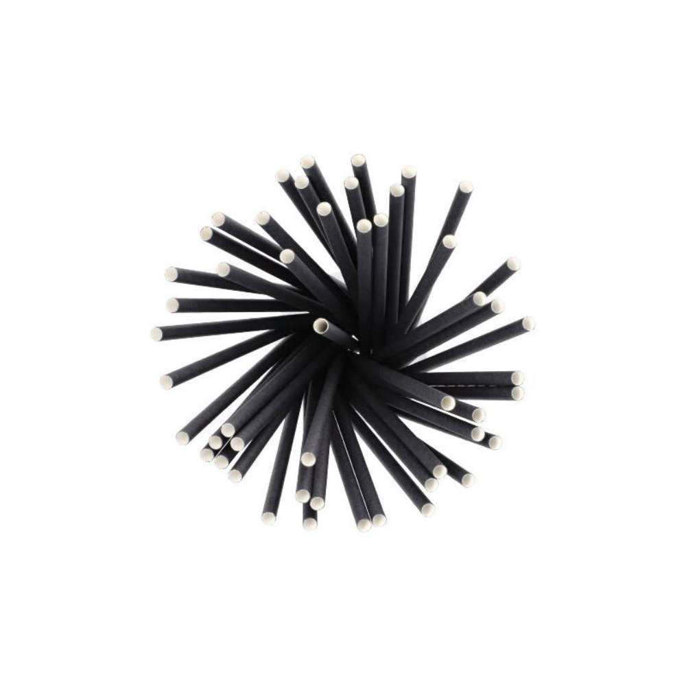 Een bovenaanzicht van een groep milieuvriendelijke, zwarte cilindrische staven met witte uiteinden, die als duurzame Shake-strohalmen, papier-drinkrietjes Ø 8 mm, 25 cm, van PAPSTAR GmbH in een radiaal sterpatroon zijn gerangschikt.