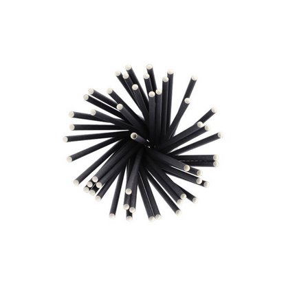 Een bovenaanzicht van een groep milieuvriendelijke, zwarte cilindrische staven met witte uiteinden, die als duurzame Shake-strohalmen, papier-drinkrietjes Ø 8 mm, 25 cm, van PAPSTAR GmbH in een radiaal sterpatroon zijn gerangschikt.