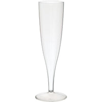 Een helder, transparant champagneglas van 135 ml van Duni GmbH, vervaardigd uit hoogwaardig PS, staat met zijn lange steel en smalle kelk tegen een witte achtergrond en laat de elegantie van het glas goed tot zijn recht komen; verkrijgbaar in een verpakking van 10 stuks.