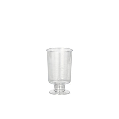 Les verres à pied Starpak 20 pour vin blanc, en polystyrène cristallin, convainquent par leur design élégant dans le style des verres à vin blanc classiques. Le verre repose sur un pied large avec une tige courte devant un fond neutre blanc.