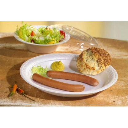 Een kartonnen bord met twee worstjes, mosterd, salade en een broodje. Op de achtergrond staat een slakom met de Starpak 50 Dom-deksel, R-PET rond Ø 15,5 cm · 2,5 cm helder | krimpfolie (50 stuks) en drie kleine chilipepers op de tafel.
