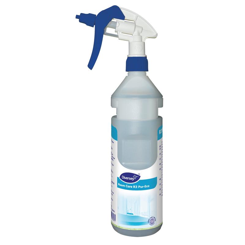 La bouteille pulvérisatrice Room Care R3 Plus Pur-Eco de Diversey Deutschland GmbH & Co. OHG est une bouteille en plastique avec une buse bleu-blanc et un design ergonomique, ainsi qu'une étiquette d'information partiellement visible.