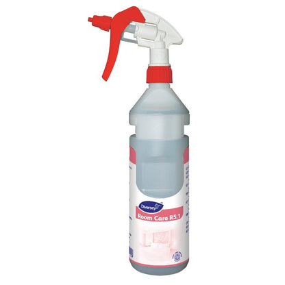 De Room Care R5.1 Plus sprayfles, leeg van Diversey Deutschland GmbH & Co. OHG heeft een doorzichtige fles met een rood-witte sproeikop, die is aangeduid als een efficiënte reinigingssprayoplossing.