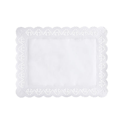 Les PAPSTAR 100 papiers de pointe carrés, blancs de PAPSTAR GmbH sont rectangulaires avec un bord ondulé de style dentelle et un centre solide sur un fond blanc simple.