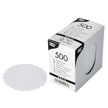 De vouwdoos van PAPSTAR GmbH bevat 500 witte, ronde druppelmatjes (Ø 8,5 cm), ideaal voor dranken in de horeca. Een matje ligt naast de doos en toont de structuur en de gegolfde rand.