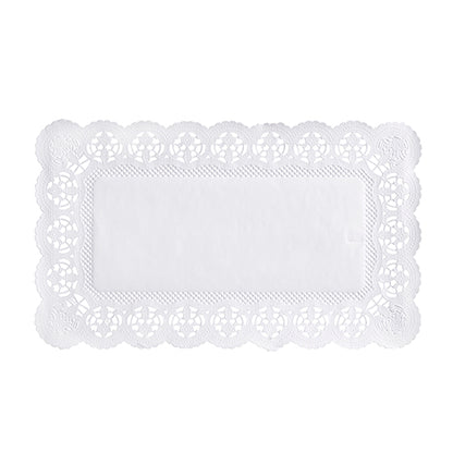Un napperon rectangulaire blanc PAPSTAR 100 papiers de pointe de la PAPSTAR GmbH avec un centre ferme et un bord orné de dentelle avec un motif floral.