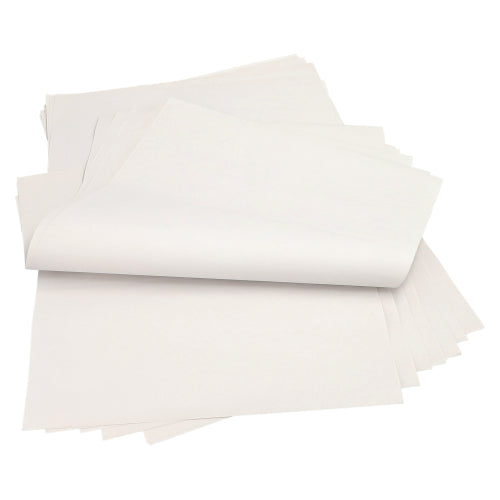 Ein Stapel PAPSTAR 10 kg Einschlagpapiere, hergestellt aus 100 % weißer Zellulose der PAPSTAR GmbH, mit einigen leicht angehobenen oder gefalteten Blättern, auf einer flachen Oberfläche angeordnet.