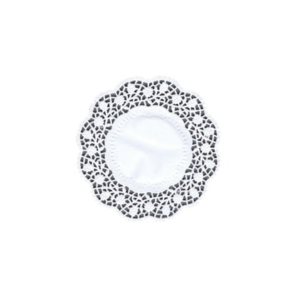 Le napperon pour assiette et tasse PAPSTAR rond 15 cm, blanc (100 pièces) de PAPSTAR GmbH se présente avec un noyau solide et un bord décoratif en dentelle - idéal pour une décoration de table élégante - sur fond blanc.