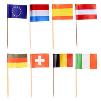 Vijftig PAPSTAR Decoratieve vlaggetjes 8 cm „Naties“ – papieren vlaggetjes op houten stokjes (door PAPSTAR GmbH) worden in twee rijen tentoongesteld als stijlvolle tafeldecoratie, met de landen EU, Nederland, Spanje, Oostenrijk, Duitsland, Zwitserland, België en Ierland. Witte achtergrond.
