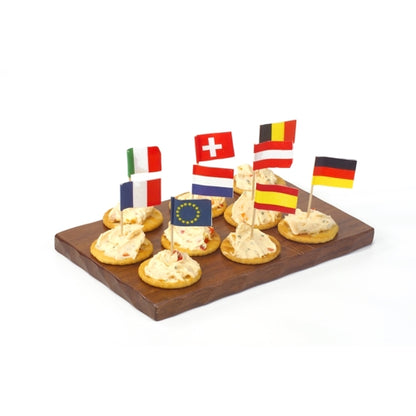 Un plateau en bois contient sept crackers, chacun avec une tartinade et surmonté d'un PAPSTAR pic décoratif 8 cm "Nations" (différents pays & UE). Parfait comme décoration de table pour fêtes et événements. Marque : PAPSTAR GmbH.