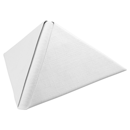Une serviette Dunilin® blanche de Duni GmbH, pliée en forme de pyramide triangulaire et présentée sur un fond blanc simple, offre l'élégance de serviettes jetables semblables à du tissu, idéale pour une décoration de table durable. Chaque paquet contient 45 pièces et mesure 40 x 40 cm.
