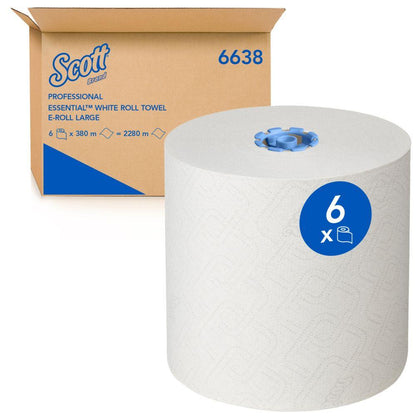 Een grote witte Scott® Essential™ rolhanddoek 6638 grootrol (1-laags) van Kimberly-Clark GmbH met een blauw "6"-etiket staat voor een bruine doos met de opdruk "Professional Essential White Roll Towel" en "6638".
