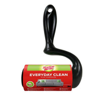 Le rouleau anti-peluches Scotch-Brite™ Everyday Clean pour surfaces planes, commercialisé par 3M Deutschland GmbH, est doté d'un manche noir et d'une étiquette rouge et verte représentant un canapé ; chaque paquet contient 56 feuilles.