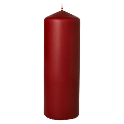 La bougie pilier Starpak avec une durée de combustion extra longue (Ø 70 mm, 200 mm) est une bougie pilier rouge avec une pointe pointue et une mèche non allumée, conçue pour être une décoration de salon et pour une durée de combustion prolongée.