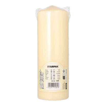 Une grande bougie pilier Starpak crème (Ø 70 mm, 200 mm) avec une durée de combustion extra longue est livrée dans un emballage plastique avec une étiquette de marque – parfaite pour la décoration de votre salon.