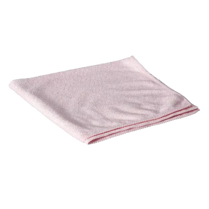 Een AMPri Clean Comfort microvezeldoek 40 x 40 in lichtroze, netjes gevouwen op een eenvoudige witte ondergrond.