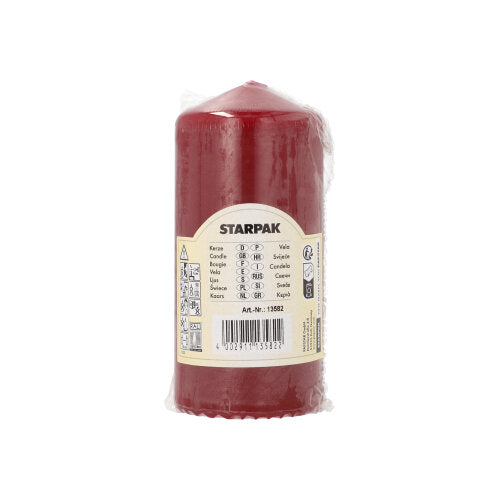 Une bougie pilier Starpak rouge (Ø 60 mm, 130 mm) avec une durée de combustion extra longue est emballée dans du plastique transparent et munie d'une étiquette beige avec le nom de la marque, les détails du produit, le code-barres et les symboles de sécurité pour une utilisation prolongée.