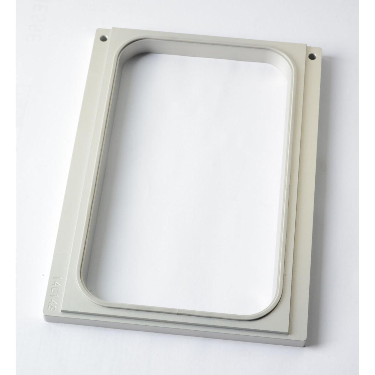 Die Duni GmbH Kassette DF10/20 ist ein rechteckiger, hellgrauer Rahmen mit abgerundeten Innenecken und vier Schraublöchern, perfekt für die Organisation von PP Schalen 265x162x50 oder 265x162x70 mm als praktische Aufbewahrungslösung. Die Packung enthält 1 Stück.