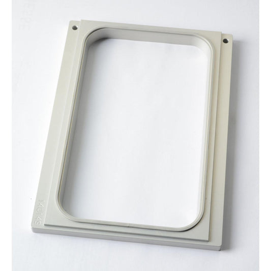 Die Duni GmbH Kassette DF10/20 ist ein rechteckiger, hellgrauer Rahmen mit abgerundeten Innenecken und vier Schraublöchern, perfekt für die Organisation von PP Schalen 265x162x50 oder 265x162x70 mm als praktische Aufbewahrungslösung. Die Packung enthält 1 Stück.