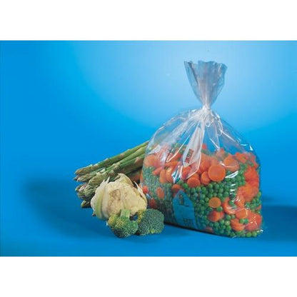 Un sac de congélation transparent Starpak de 90 (LLDPE, 2 l, 30 x 20 cm), rempli de légumes mélangés surgelés - pois et carottes - se trouve à côté d'asperges fraîches, de chou-fleur et de brocoli sur une surface bleue.