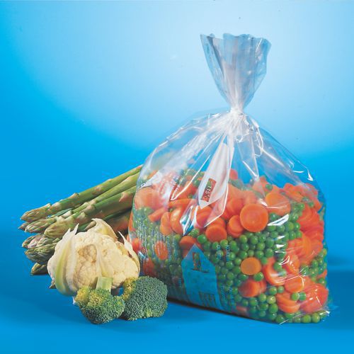 Een transparante Starpak 24 diepvrieszak (LLDPE, 10 l, 60 x 40 cm) bevat bevroren gemengde groenten - voornamelijk wortelen en erwten - voor asperges, bloemkool en broccoli op een blauwe achtergrond. Ideaal voor voedselopslag.