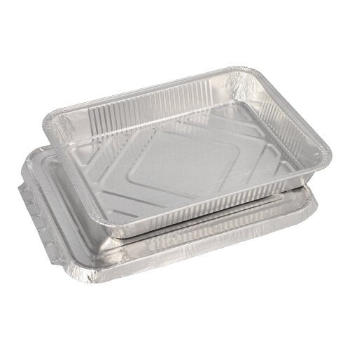 Deux barquettes rectangulaires Starpak 50 + couvercles : les barquettes en aluminium de Starpak sont empilées sur un fond blanc uni. Chaque barquette est dotée de bords surélevés et d'une surface légèrement texturée, ce qui en fait un support idéal pour la distribution des repas dans la restauration.
