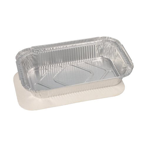 Un moule en aluminium Starpak 10 rectangulaire avec des bords ondulés et un couvercle en carton assorti revêtu de PP est vide sur un fond blanc simple et convient au stockage des aliments.