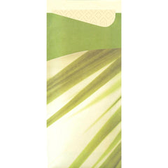 Gros plan sur la pochette à mouchoirs « Sacchetto » 190 x 85 mm de Duni GmbH, de couleur verte et crème, ornée de rayures vertes en diagonale et dotée d'un rabat ondulé vert uni, idéale pour ranger des mouchoirs jetables.
