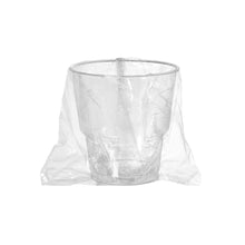 Ein transparentes Zahnputzglas der Duni GmbH (PS, einzeln verpackt für Hygiene) sitzt mittig auf einem weißen Hintergrund mit einer klaren Plastiktüte - ideal für die stilvolle Organisation im Bad.