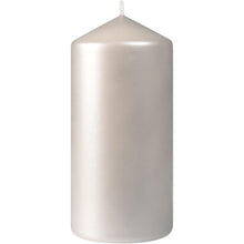 Die Duni GmbH Stumpenkerzen, ca. 50h 150 x 70 mm, ist eine hohe, silberne Stumpenkerze mit spitzer Spitze und sichtbarem Docht, die aufrecht vor einem schlichten weißen Hintergrund steht und bis zu 50 Stunden Brenndauer bietet.