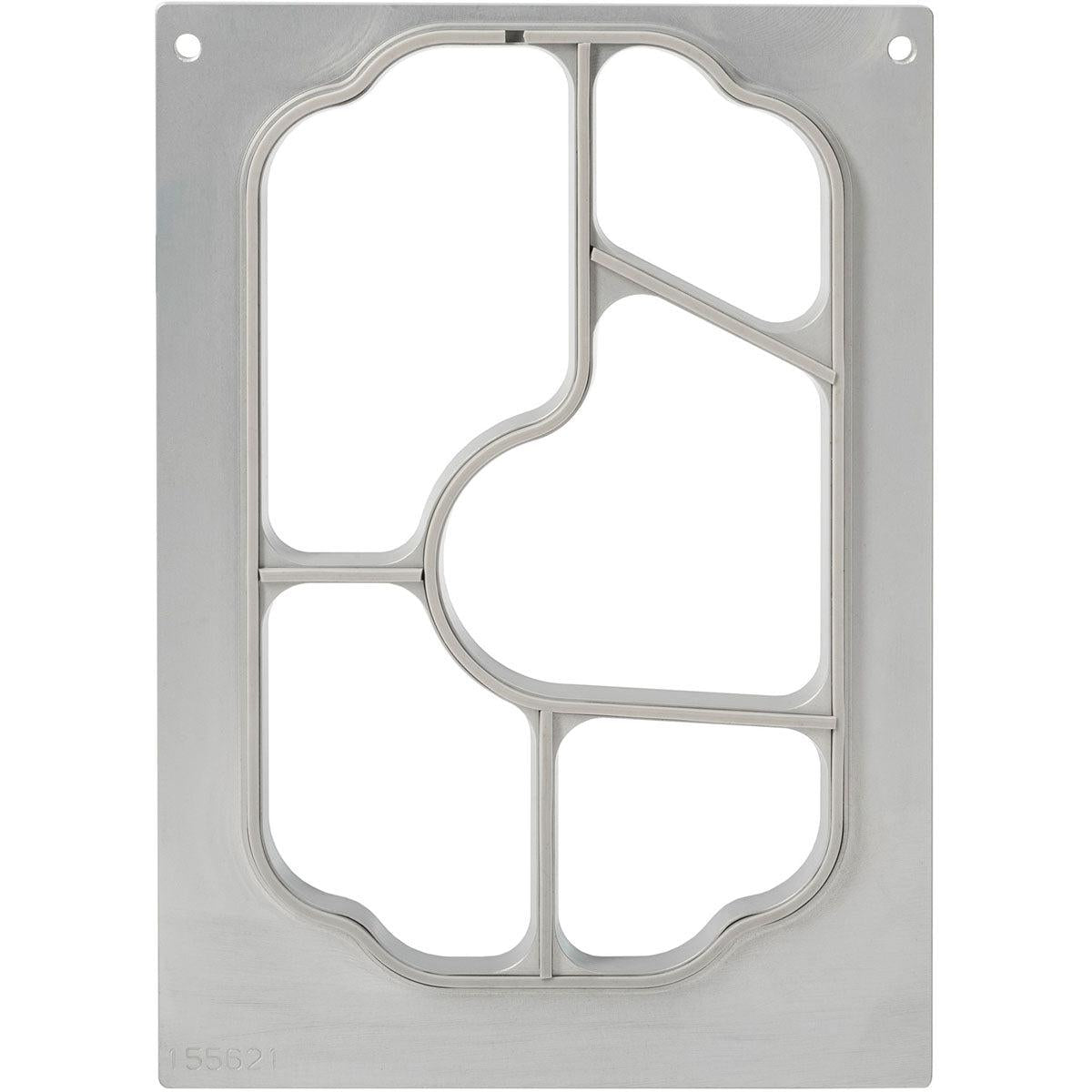 Eine rechteckige Metallplatte mit abgerundeten Ecken und Löchern in der oberen Ecke, ähnlich der "Kassette für PP-Schalen Take Away 85-290 ml, 5-fach" der Duni GmbH, ist durch gebogene und gerade Abschnitte in verschiedene Bereiche unterteilt.