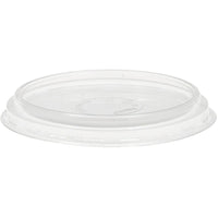 Het platte deksel, gesloten, voor 153397/153398 van Duni GmbH, vervaardigd uit transparant APET, wordt getoond tegen een witte achtergrond. Het ronde deksel heeft een licht verhoogde rand en is bij uitstek geschikt als voedselverpakking (50 stuks).