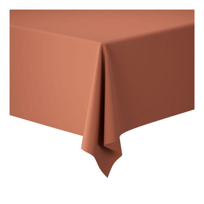 Un gros plan du coin d'une table rectangulaire recouverte d'une nappe couleur rouille (1,18 m x 25 m) de Duni GmbH Dunicel, parfait pour la décoration de grands événements, devant un fond blanc.