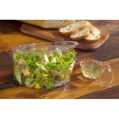 Een doorzichtige Starpak PS-container (50 ml, Ø 6,7 cm) uit de 100-delige dressingschalenset bevat gemengde groene salade, maïs en tonijn op een houten oppervlak met gesneden brood - ideaal voor fans van de verse gastronomie.