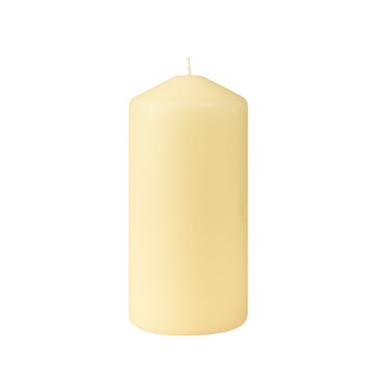 Die Duni GmbH Stumpenkerzen (150 x 70 mm) haben eine abgerundete Spitze, einen mittigen Docht und eine Brenndauer von bis zu 50 Stunden - perfekt für ein nachhaltiges Ambiente.