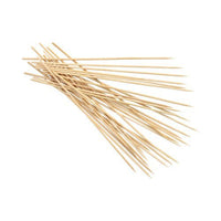 Een bundel PAPSTAR Bamboe-spiesjes „pure“ Ø 2,5 mm, 20 cm lang (200 stuks) van PAPSTAR GmbH, dunne cilindrische bamboe-barbecuespiesjes met puntige uiteinden, losjes gerangschikt op een witte achtergrond.
