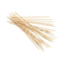 Un paquet de PAPSTAR brochettes en bambou "pure" Ø 2,5 mm, 20 cm de long (200 pièces) de PAPSTAR GmbH, fines brochettes cylindriques en bambou avec des extrémités pointues, disposées en vrac sur un fond blanc.